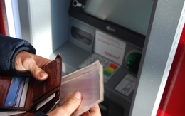 Nam sinh cấp 2 ra ATM rút tiền, bất ngờ phát hiện số dư có hơn 200 tỷ