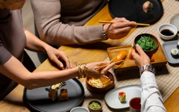 Đến nhà mẹ vợ ăn giỗ, bà gắp vào bát anh rể cái đùi gà to rồi gắp cho tôi một thứ KHÓ CHẤP NHẬN