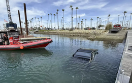 Lời nói dối vĩ đại của Elon Musk: 'Nổ' Cybertruck có thể đi trên nước nhưng thực chất chìm nghỉm, một tài xế suýt mất mạng