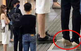 “Vật thể lạ” lộ ra dưới chân đôi nam nữ bị chụp lén ở ga tàu, rõ mồn một dù chưa kịp phóng to