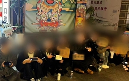 Nhóm nam thanh nữ tú đi ăn xin để “trải nghiệm cho vui”: Lũ lượt lê lết giữa đường, kéo theo cả người qua đường nhập hội