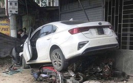 CLIP: Ô tô tông 7 xe máy của người dân đi đám giỗ