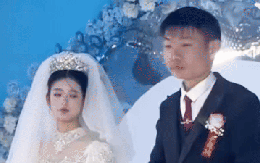 Đám cưới lạ nhất Trung Quốc: Chú rể ăn vụng ngay trên sân khấu, thái độ của cô dâu khi phát hiện lên hot search