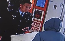 Nhận 1,7 tỷ đồng chuyển khoản nhầm, thanh niên 2005 đi trình báo bị cảnh sát giữ lại điều tra, phát hiện dòng tiền 14 tỷ/tuần trong tài khoản