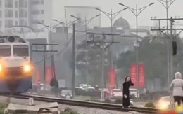 Vụ 2 cô gái thản nhiên "thả dáng" trên đường ray, khiến tàu phanh gấp: Lái tàu nói gì?