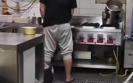 Bức ảnh người đàn ông đứng quay mặt vào bồn rửa rau trong quán lẩu ở Trung Quốc khiến tất cả kinh hãi: "Tôi bị ám ảnh đến già mất"