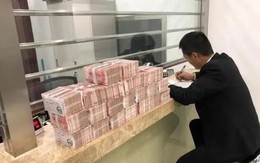 Đi gửi tiết kiệm 1,7 tỷ đồng, người đàn ông nghe giao dịch viên nói 1 câu liền yêu cầu hủy tài khoản, tòa án tuyên bố: “Ngân hàng phải bồi thường 17 triệu đồng”