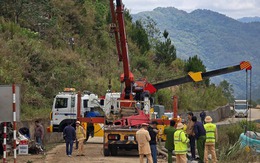Lâm Đồng: Xe container lao xuống vực, 2 người tử vong, 1 bị thương