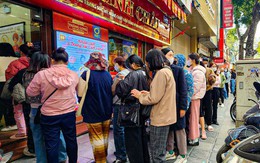 Giá vàng lên 100 triệu đồng/lượng trong khi 20 ngân hàng giảm lãi suất huy động, nhiều người rút tiết kiệm mua vàng