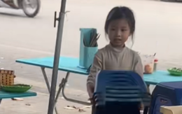 Con gái không chịu đi học, mẹ cho sang hàng xóm phụ bán phở, nhìn dòng chữ treo trước ngực vừa thương vừa buồn cười