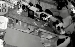 CLIP: Ba kẻ lạ mặt trùm mền, làm chuyện "mờ ám" ở quán cà phê