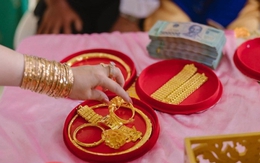 Mẹ chồng rêu rao mất 2 cây vàng trong thùng gạo rồi đổ tội con dâu, bà hàng xóm ghé tai nói một câu khiến tôi sững sờ