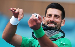 Djokovic bắt kịp thành tích của Nadal, Alcaraz nhận cú sốc ở Miami