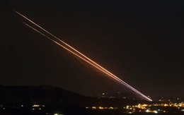 Israel hứng hỏa lực từ 3 mặt trận