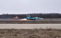 Xem Su-34 gây sốc khi hạ cánh bằng bụng một cách mượt mà
