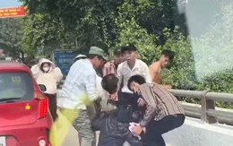 Xôn xao clip mẹ ôm 2 con nhỏ định nhảy cầu tự tử