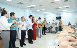 Điều ‘đặc biệt’ diễn ra tại một bệnh viện phía Nam: Hàng trăm trái tim xúc động, rơi nước mắt
