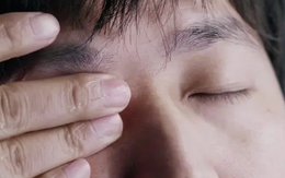 "Cho mắt ăn quá nhiều", người đàn ông suýt mù, bác sĩ cảnh báo thói quen nhiều người mắc