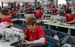 'Cú sốc' tại Trung Quốc: Lao động giá rẻ dần bị thay thế bởi robot, các đối thủ ĐNÁ lăm le chiếm ngôi vương công xưởng