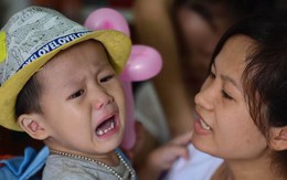 Bé mẫu giáo tới giờ ăn là khóc to, nhịn ăn, mẹ chạy vội lên trường nhận ra bi kịch xuất phát từ mình