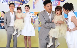 Gia đình Salim lần đầu lộ diện sau đám cưới, Long Hạt Nhài nhắc vợ "thắt dây an toàn" xem anh chăm bé Pam