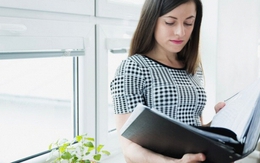 Mẹ chồng lương hưu 60 triệu/tháng, khi nằm viện không có một đồng nào trong người, đọc những dòng ghi chú trong cuốn sổ mà cả nhà chết điếng