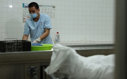 Ban đêm bên trong nhà tang lễ ở TP HCM