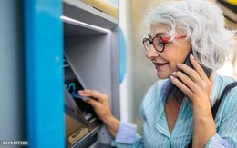 Khẳng định vừa rút tiền tại ATM vừa nghe điện thoại là bất thường, cảnh sát bắt cụ bà 75 tuổi, bí mật về 1.000 tỷ đồng bị vạch trần