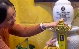 Vợ Quý Bình vừa lau bàn thờ cho chồng vừa nghẹn ngào tâm sự: "Em vẫn như xưa, cắm hoa xấu hoắc"