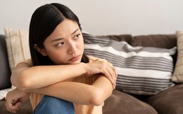 Dọn phòng mẹ chồng, tôi thẫn thờ khi phát hiện gia tài khổng lồ bên trong đôi giày cũ nát: Uất hận nhớ lại bi kịch 2 tháng trước