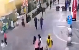 Bể bơi vô cực tràn nước như thác đổ, quét trôi hàng chục người ở Trung Quốc