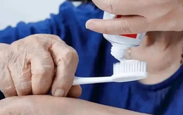 Chuyên gia: Sau 50 tuổi, thà không đánh răng còn hơn giữ 4 thói quen đánh răng này