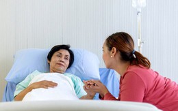 Biết mẹ chồng bệnh nặng, chị dâu đòi lập di chúc chia tài sản, tôi phản đối thì chị đanh thép nói một câu choáng váng