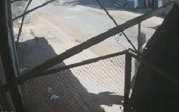 CLIP: Hành động bất ngờ của nhóm phụ nữ xuất hiện trước vụ nổ lớn