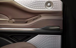 Hết thời đua màn hình to, các hãng xe đua độ loa khắp xe, có mẫu trang bị tới 40 loa, sờ chỗ nào cũng có