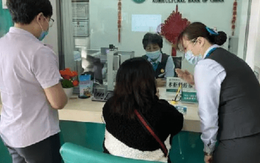Từ chối phục vụ người phụ nữ 60 tuổi làm thủ tục chuyển khoản hơn 107 triệu đồng, nữ nhân viên ngân hàng được cảnh sát khen thưởng