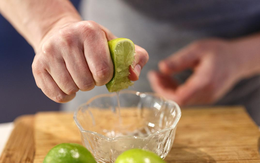 Vắt ít nước chanh rồi bỏ vào máy giặt, công dụng "vàng mười" sẽ khiến bạn phải bất ngờ