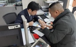 Nhận được chuyển khoản nhầm 878 triệu đồng, người đàn ông rút hết đi buôn bán, ngân hàng quyết đòi lại tiền nhưng tòa phán: Anh có thể giữ tiền