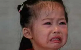 Bé gái 5 tuổi tan học cả tuần không thấy ai đến đón, mở cặp sách của em thấy 1 thứ, các cô đều bật khóc