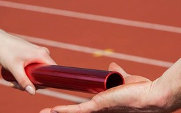 VĐV điền kinh bị đối thủ đánh liên tiếp vào đầu khi tiến gần HCV