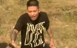 CLIP: 2 xe ben đậu giữa đường, tài xế dùng dao rựa đập phá xe đối thủ