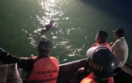 Nhảy cầu tự tử bất thành, người đàn ông cầm dao bơi trên biển đòi tự sát