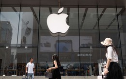 Người Mỹ tranh thủ mua iPhone trước "bão" thuế, Apple Store đông như "trẩy hội"