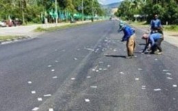 Tiền mặt rơi khỏi cốp xe, vương vãi trên đường và câu chuyện buồn phía sau