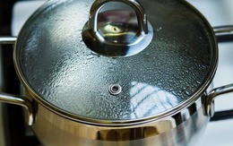 "Bí mật" ít người biết về chiếc lỗ nhỏ trên nắp nồi inox, nghe xong mới thấy IQ nhà sản xuất "ở cái tầm"!
