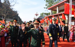 Nhân dân Trung Quốc chào đón Đại tướng Phan Văn Giang tham dự giao lưu biên giới