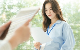 Vô tình gặp lại mẹ chồng cũ sau 5 năm, nhìn bụng bầu nhô ra của tôi mà bà loạng choạng muốn té ngã, còn tôi hả hê vui sướng