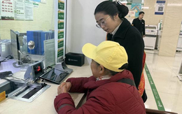 Con gái đưa mẹ 84 tuổi ra ngân hàng rút 1,4 tỷ đồng trong tài khoản, tòa án phán quyết: “Chị bị kết tội trộm cắp tài sản, phạt 180 triệu”