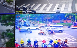 Tài xế xe máy vượt đèn đỏ ở Hà Nội ngỡ ngàng khi nhận trát phạt nguội