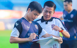 "Phó tướng" HLV World Cup xin từ chức, đại gia V.League lao đao sau trận thua đội bầu Hiển